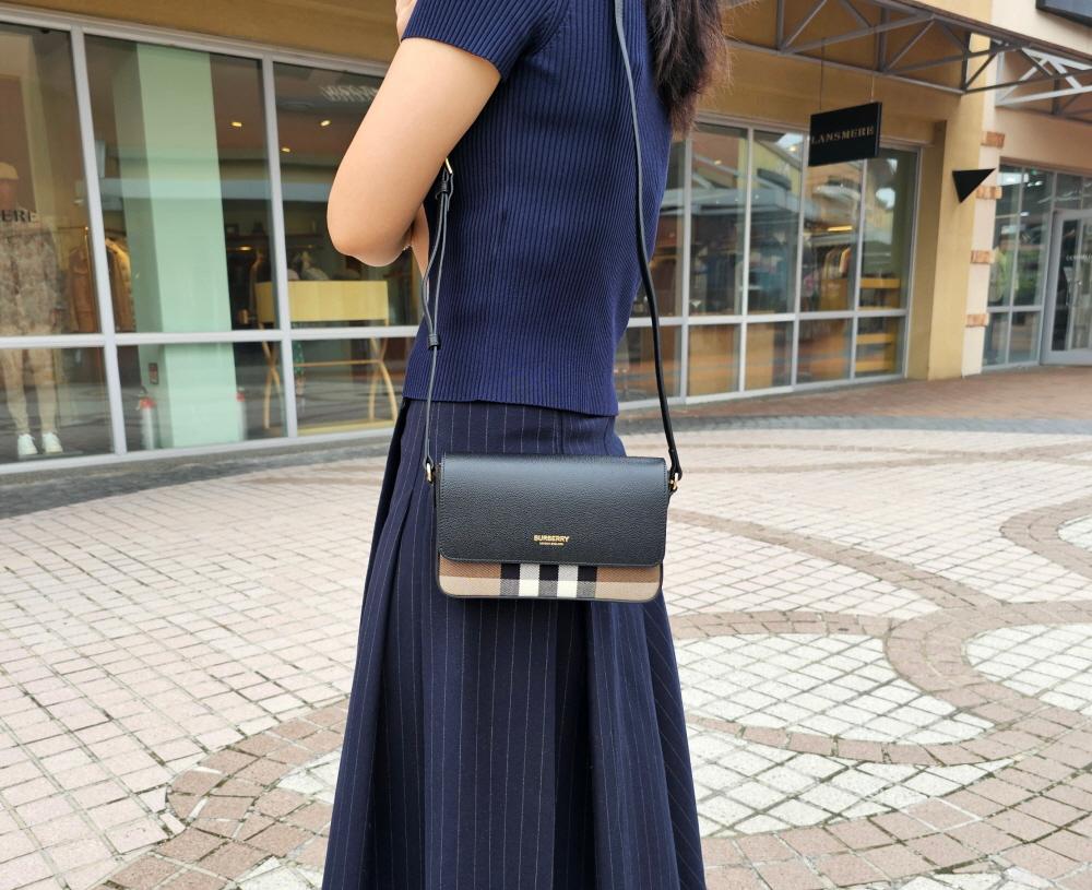 Burberry Outlet (バーバリーアウトレット) New Hampshire (ニューハンプシャー) クロスバッグ ブラウン ブラック ショルダーバッグ 驪州アウトレット ブランドバッグ ギフト包装