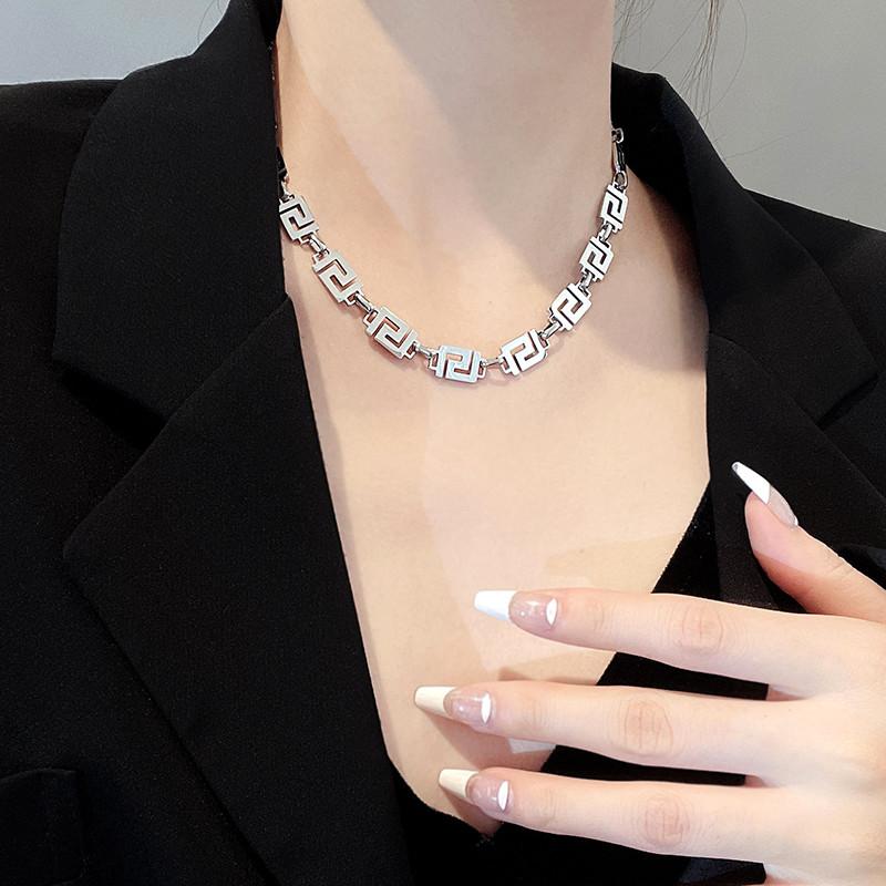 文字入りチタン スティール ネックレス 鎖骨 チェーン レディース ヒップホップスタイル アクセサリー