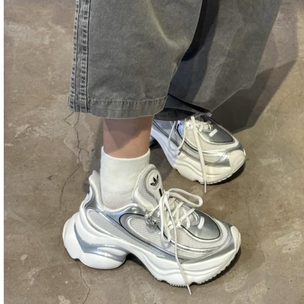 adidas レディース ランニングシューズ 厚底 オズベヌーズ 厚底スニーカー シルバー メタリック KI0557