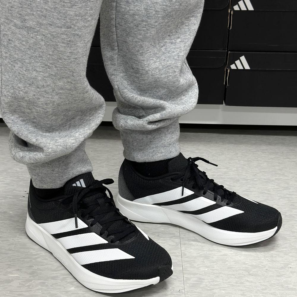アディダス スニーカー デュラモ RC 2 ブラック＆ホワイト 快適な履き心地 幅広 ランニングシューズ ジョギングシューズ フィットネスシューズ メンズ スニーカー