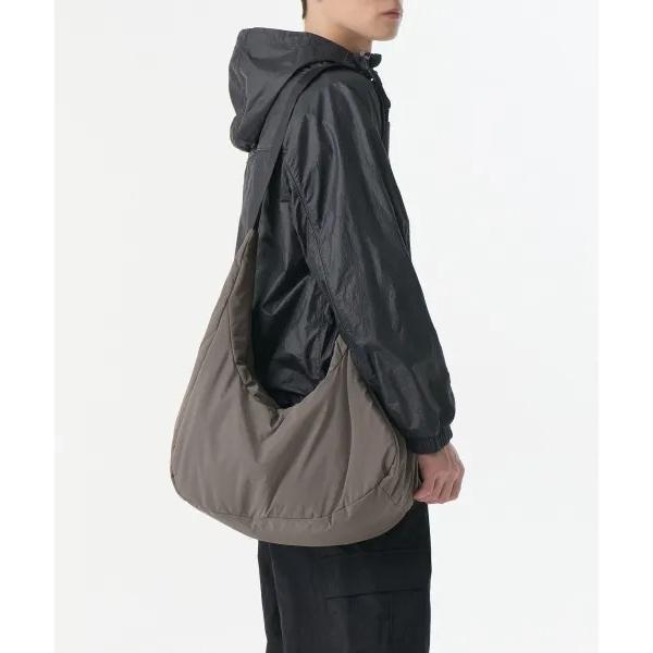 무신사스탠다드 소프트 쉘 호보 크로스 백 MEEBC0Z07