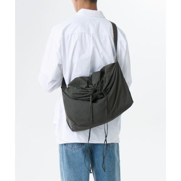 무신사스탠다드 크링클 드로스트링 이지 크로스 백 medbc0z25