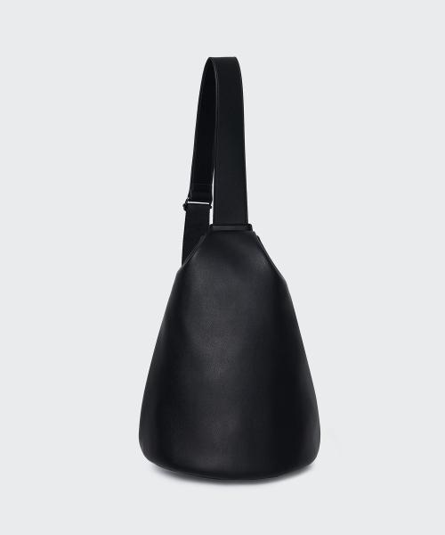 무신사스탠다드 Synthetic Leather Minimal Sling Bag meebg0z16