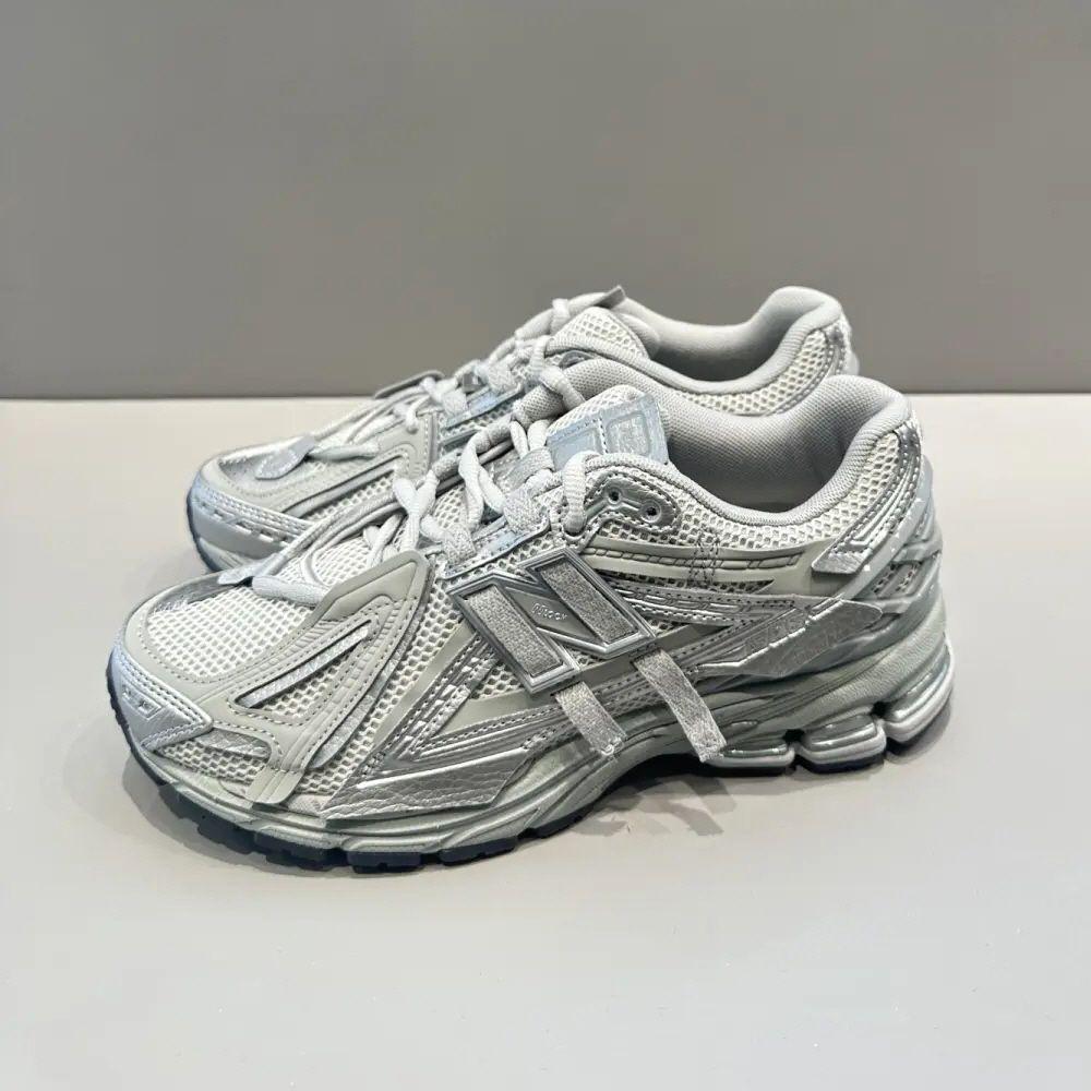 New Balance 1906A Protection Pack スニーカー 男女共用 スニーカースニーカー メタリックシルバー M1906AG