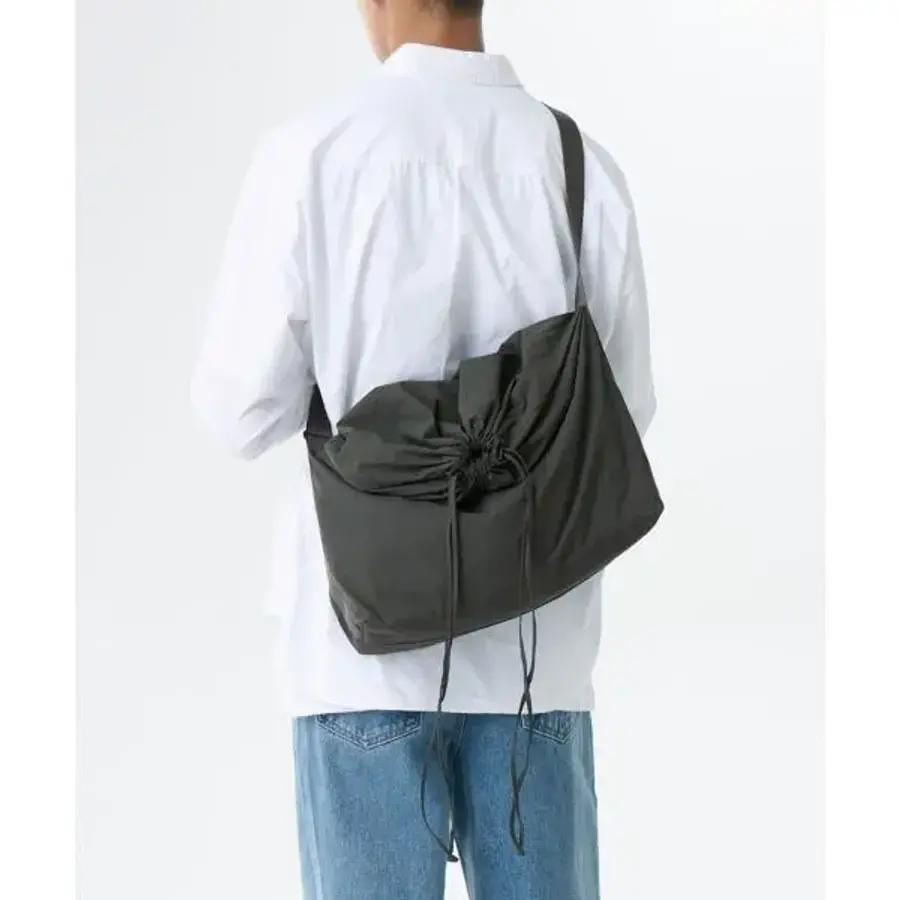 무신사스탠다드 クリンクル ドローストリング イージー クロスバッグ カーキ 1632702