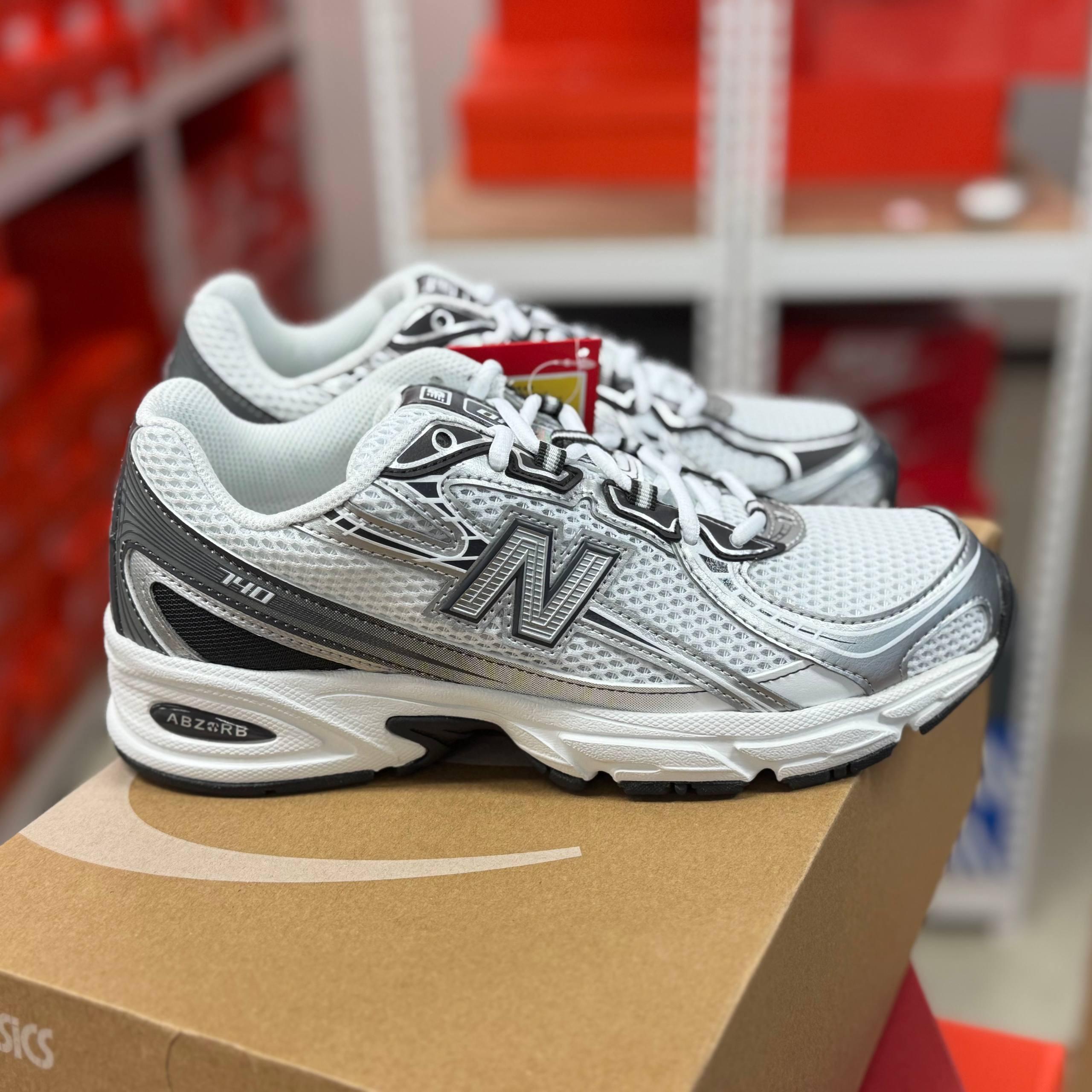 New Balance 740 ホワイト ブラック シルバー 幅広 楽な履き心地 スニーカー カップル