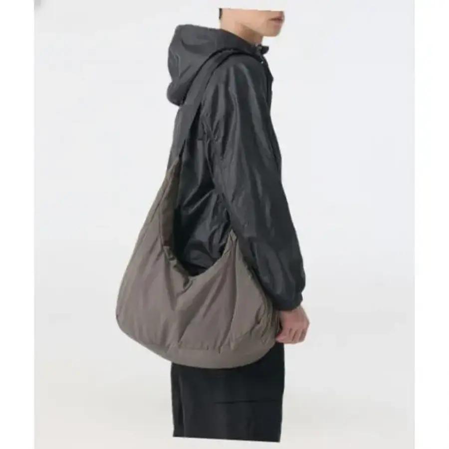 무신사스탠다드 MUSINSA STANDARD Softshell Hobo Cross Bag Taupe