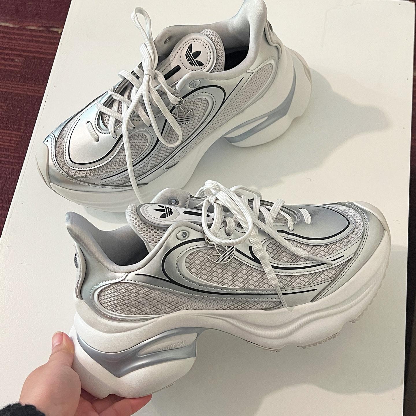 [リボン紐付き] adidas (アディダス) OZWEEGO レディース 厚底スニーカー シルバー メタリック KI0557