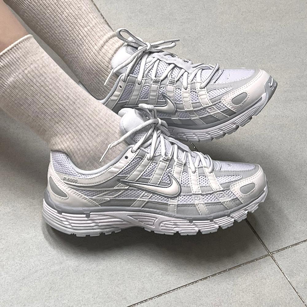 NIKE (ナイキ) P6000 快適 スニーカー ランニングシューズ レディース 厚底 P-6000 メタリック ホワイト グレイ