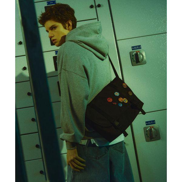 MUSINSA STANDARD 게이미나 이야기 컬래버레이션 배지 메신저 백 블랙 1622764