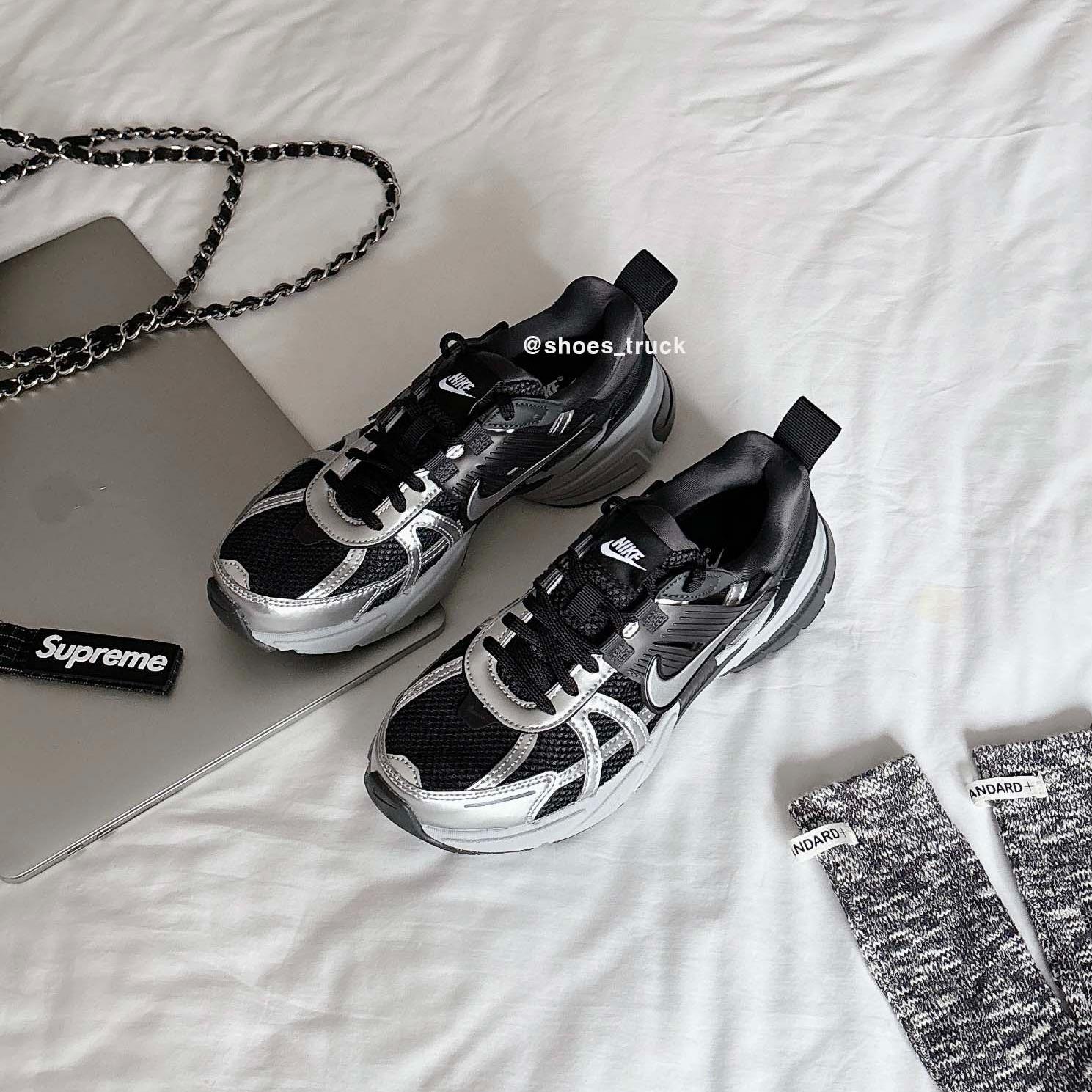 NIKE V2K RUN Silver Black WOMAN