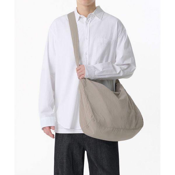 무신사스탠다드 クリンクル パデットバッグ グレイッシュベージュ 1681769