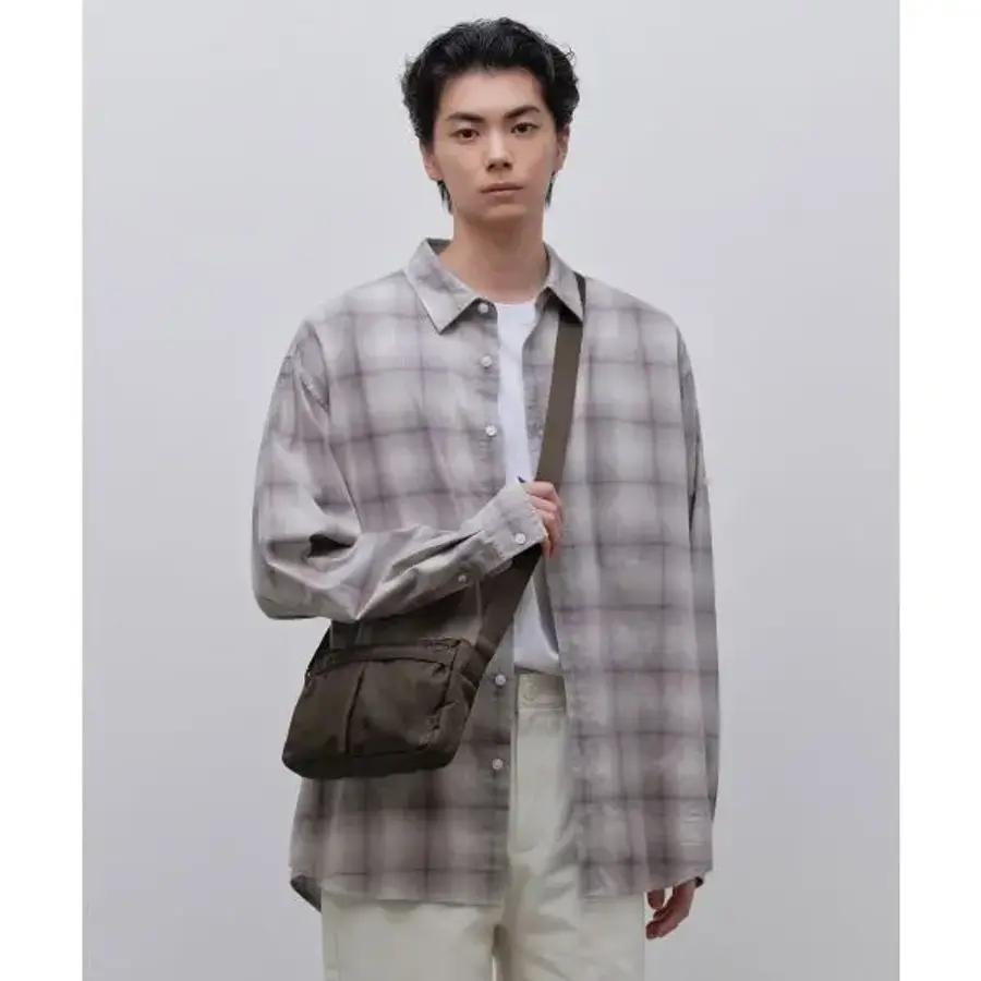 무신사스탠다드 AVR 듀얼 포켓 미니 크로스 백 브라운 1623710