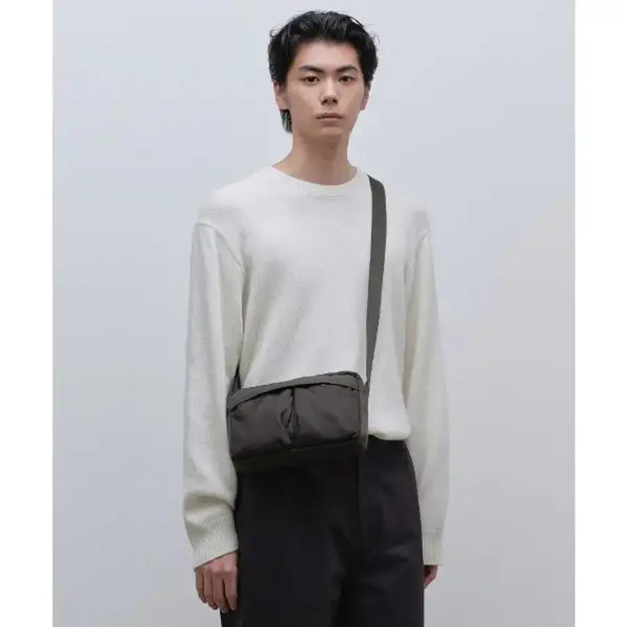 무신사스탠다드 AVR 듀얼 포켓 미니 크로스 백 건메탈 1623716