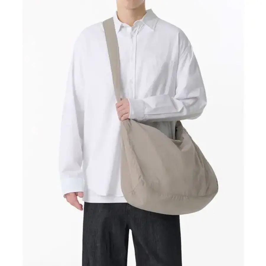 무신사스탠다드 크링클 페들러 백 그레이쉬 베이지 1681769