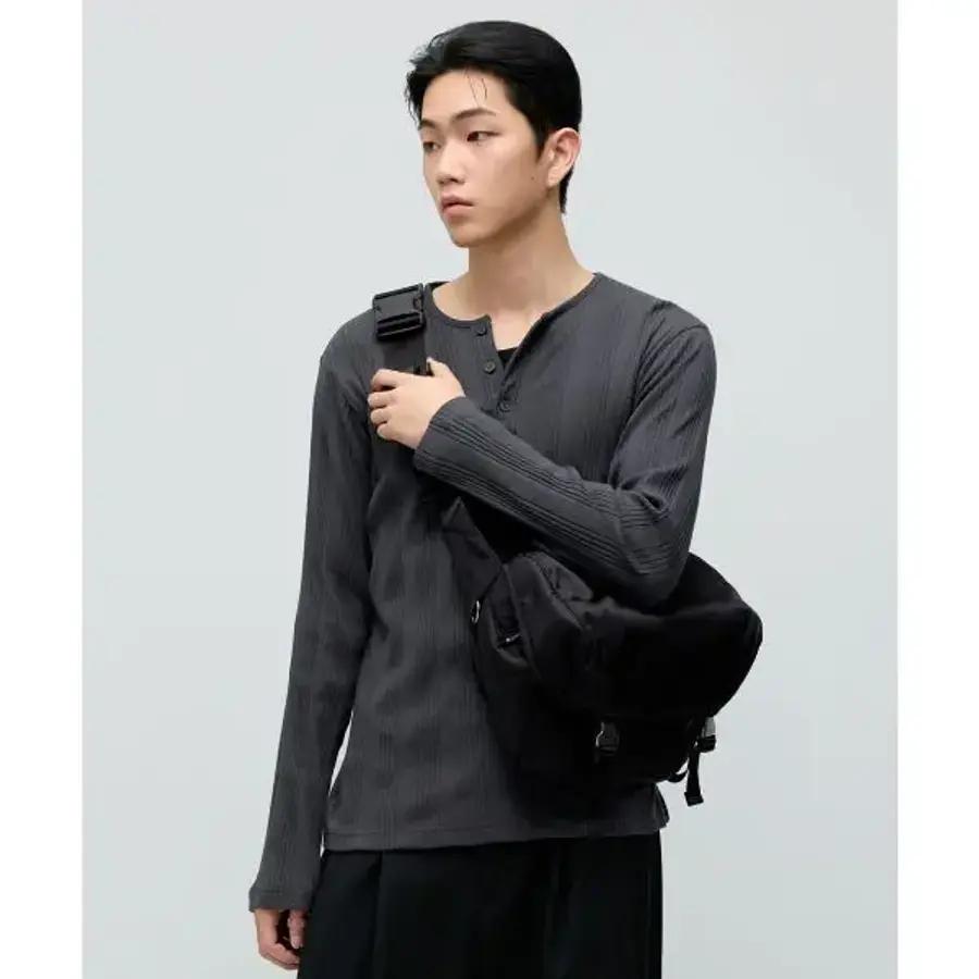 무신사스탠다드 나일론 슬링 크로스백 블랙 1681635