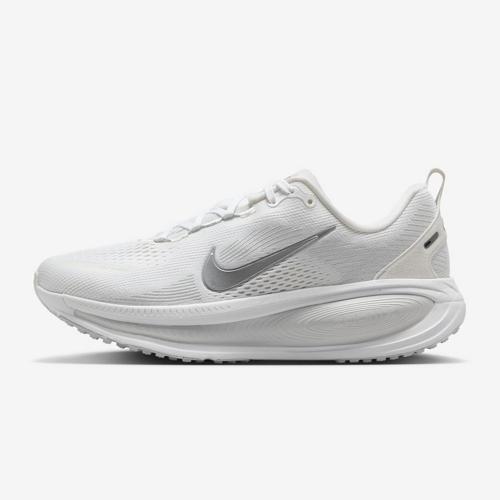 NIKE Vomero 18 ロードランニングシューズ HM6804 104 ホワイト & メタリックシルバー & フォトンダスト