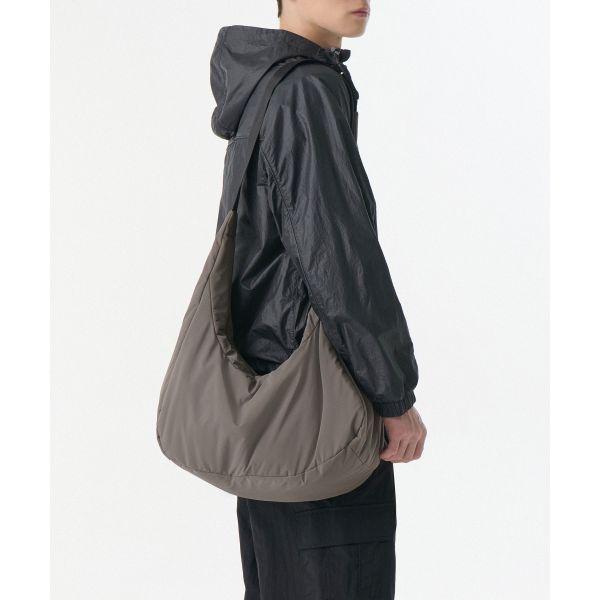 무신사 스탠다드 ソフトシェル ホーボー クロスバッグ トープ