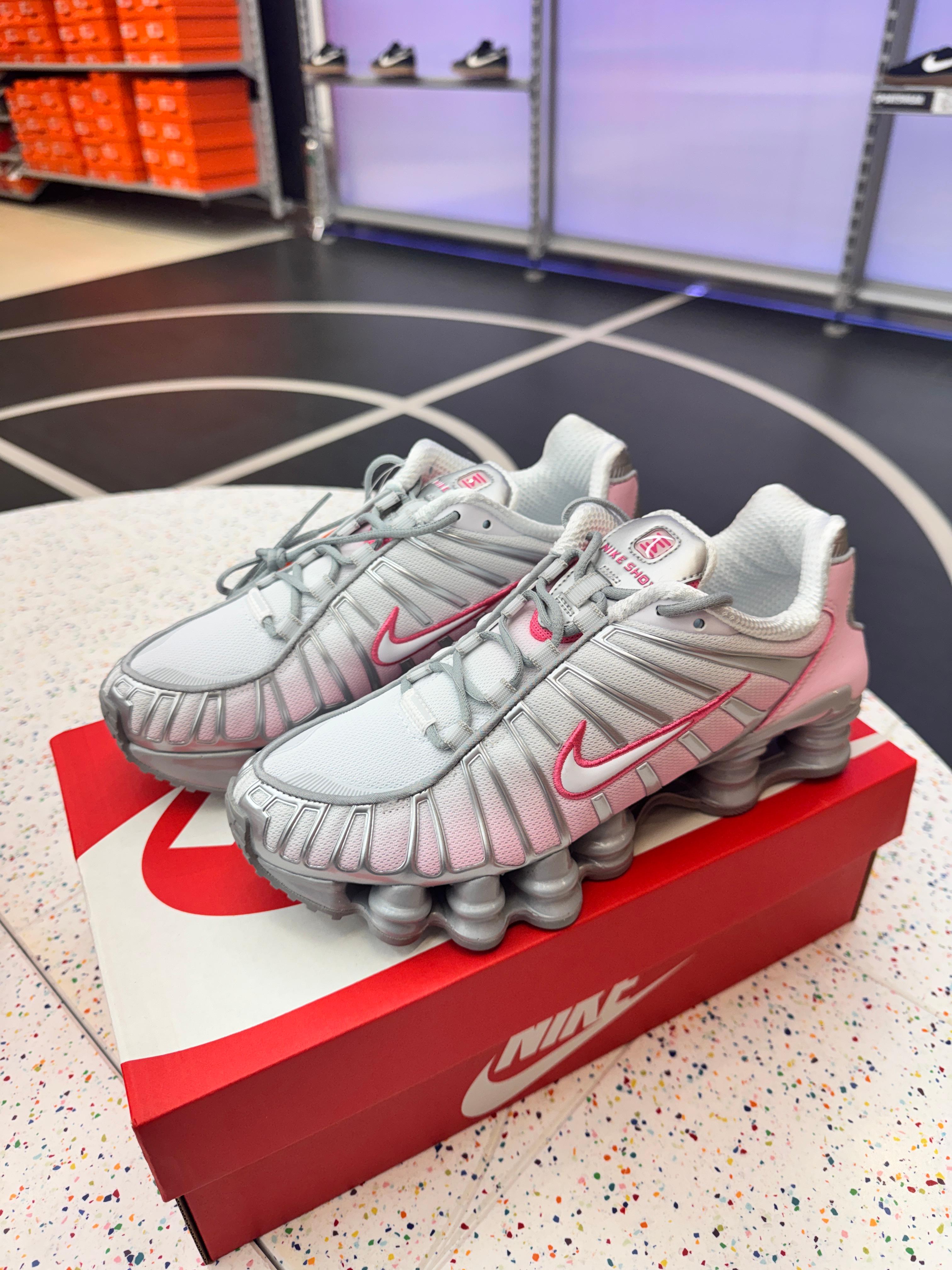 [国内店舗販売 当日発送] NIKE SHOX TL WOMENS メタリックプラチナムピンクフォーム レディーススニーカー HV2520 001 AR3566 103
