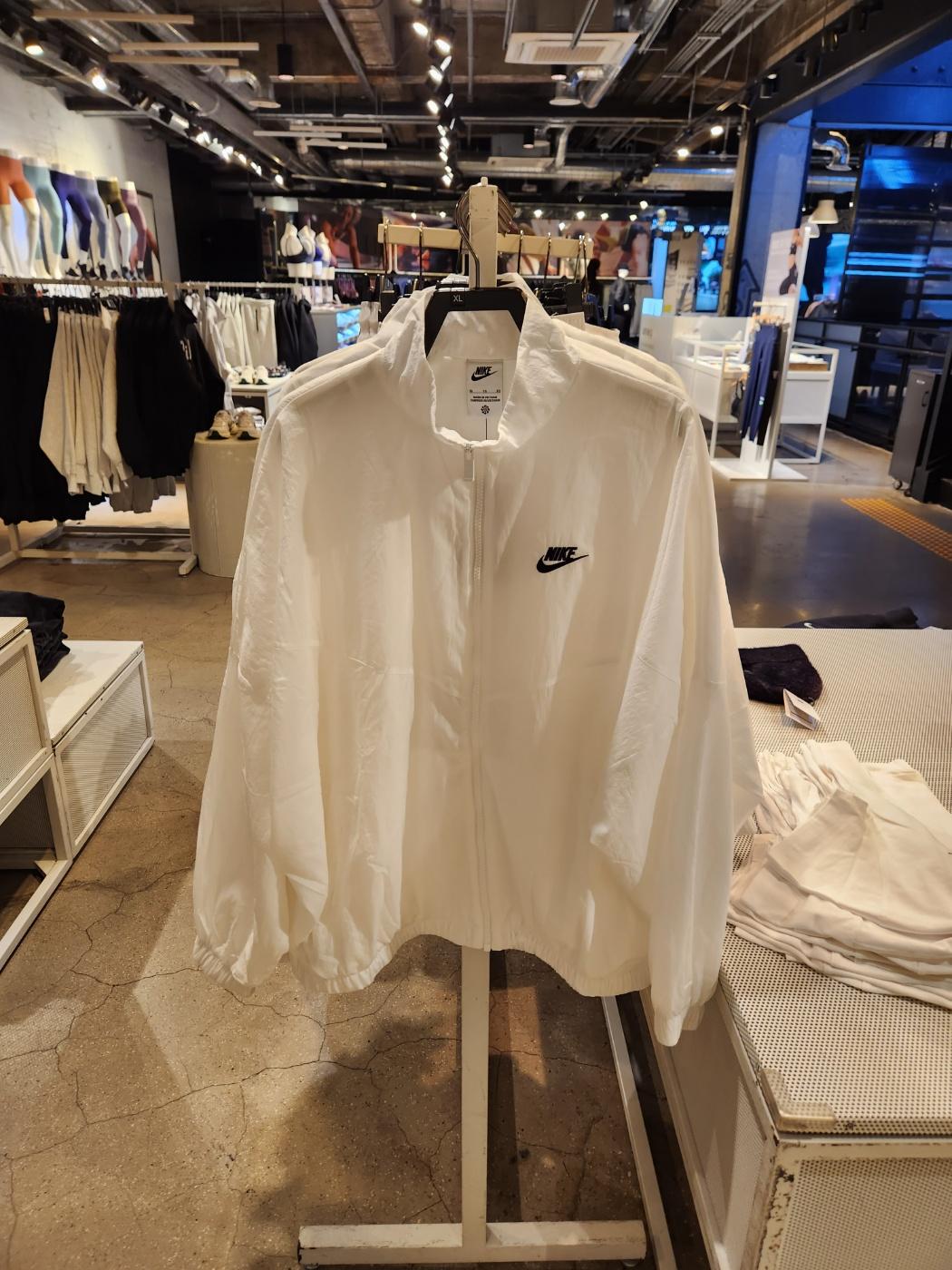 [国内店舗] NIKE SPORTSWEAR ESSENTIAL WINDRUNNER ウインドブレーカー ウーブンジャケット ホワイト DM6186-100