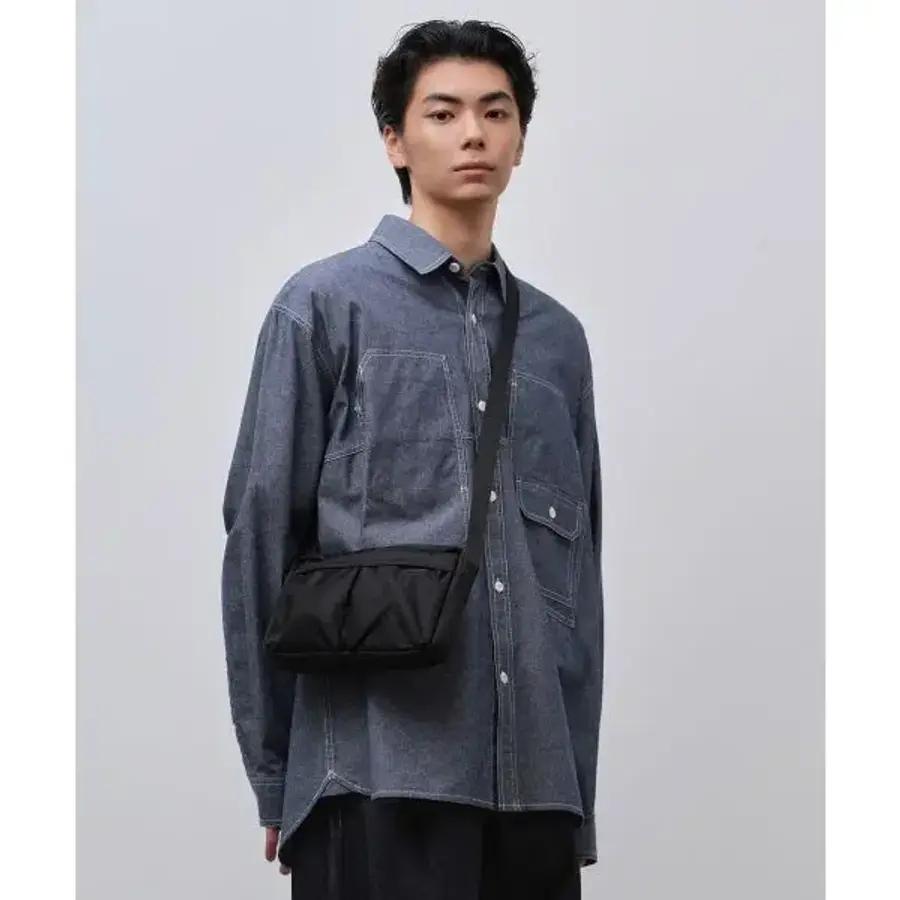 무신사스탠다드 AVR 듀얼 포켓 미니 크로스 백 MEEBC8A35