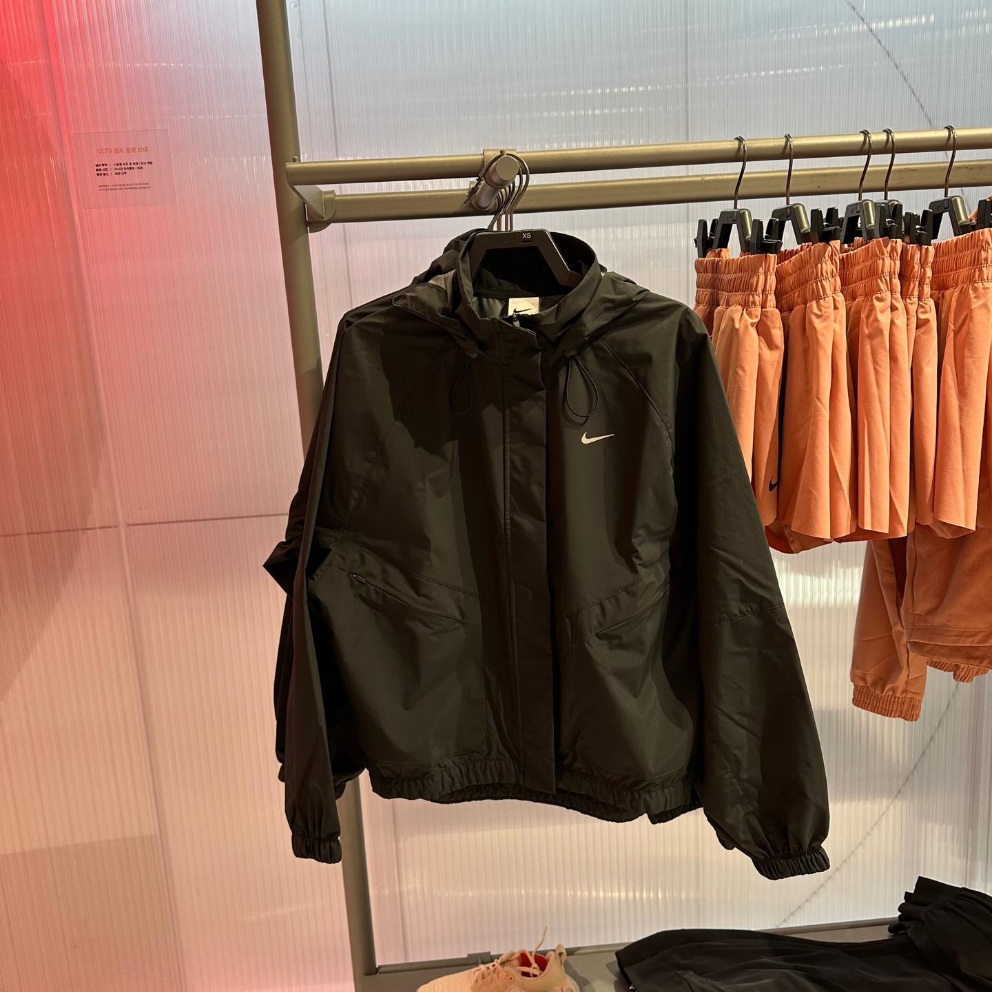 [国内店舗] NIKE Storm-FIT Swift ランニング ウインドブレーカー オーバーフィット ジャケット ブラック FB7493-010