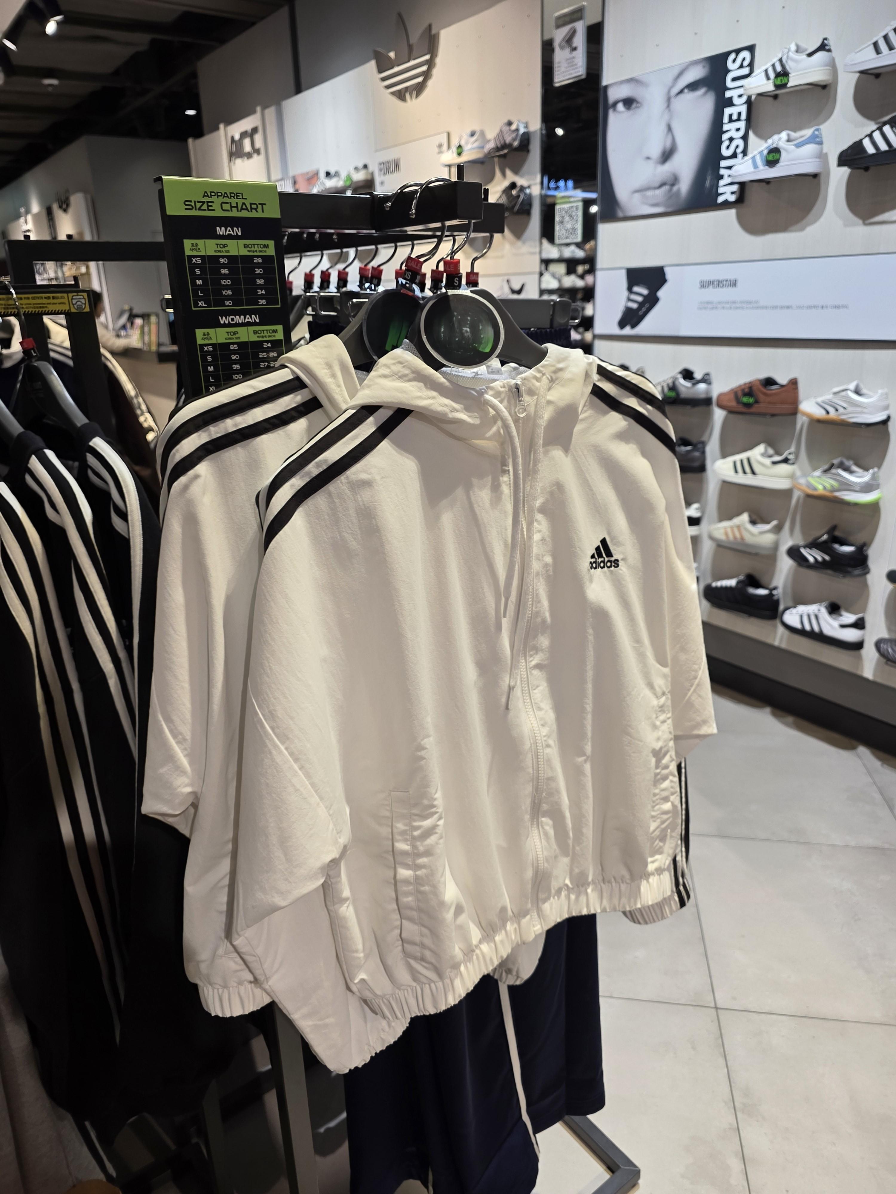 [国内店舗] adidas ESSENTIALS 3S WOVEN WINDBREAKER WHITE IC0560