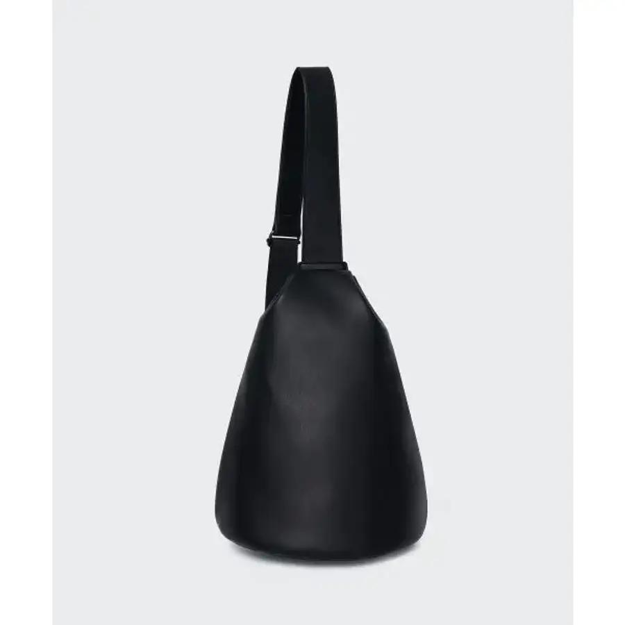 무신사스탠다드 シンセティック レザー ミニマル スリング バッグ