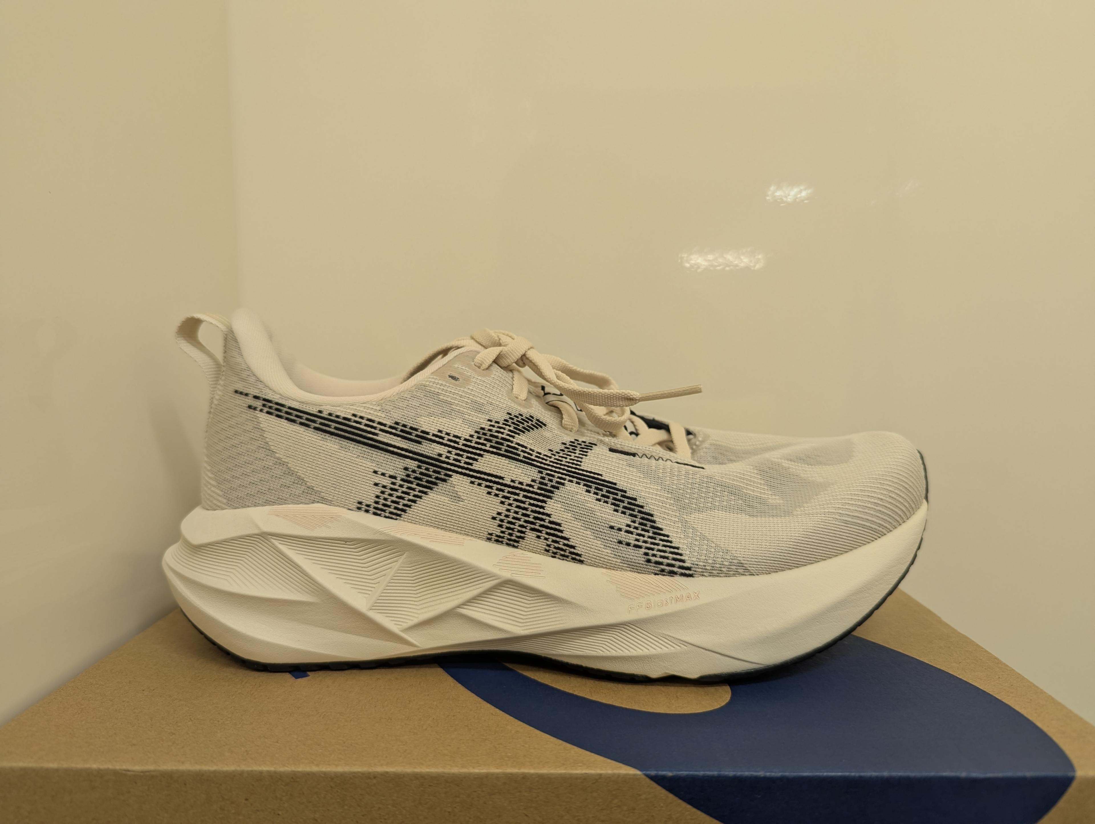ASICS NOVABLAST 5 メンズ ランニングシューズ オートミール ブラック 1011B974 250 - Image 1