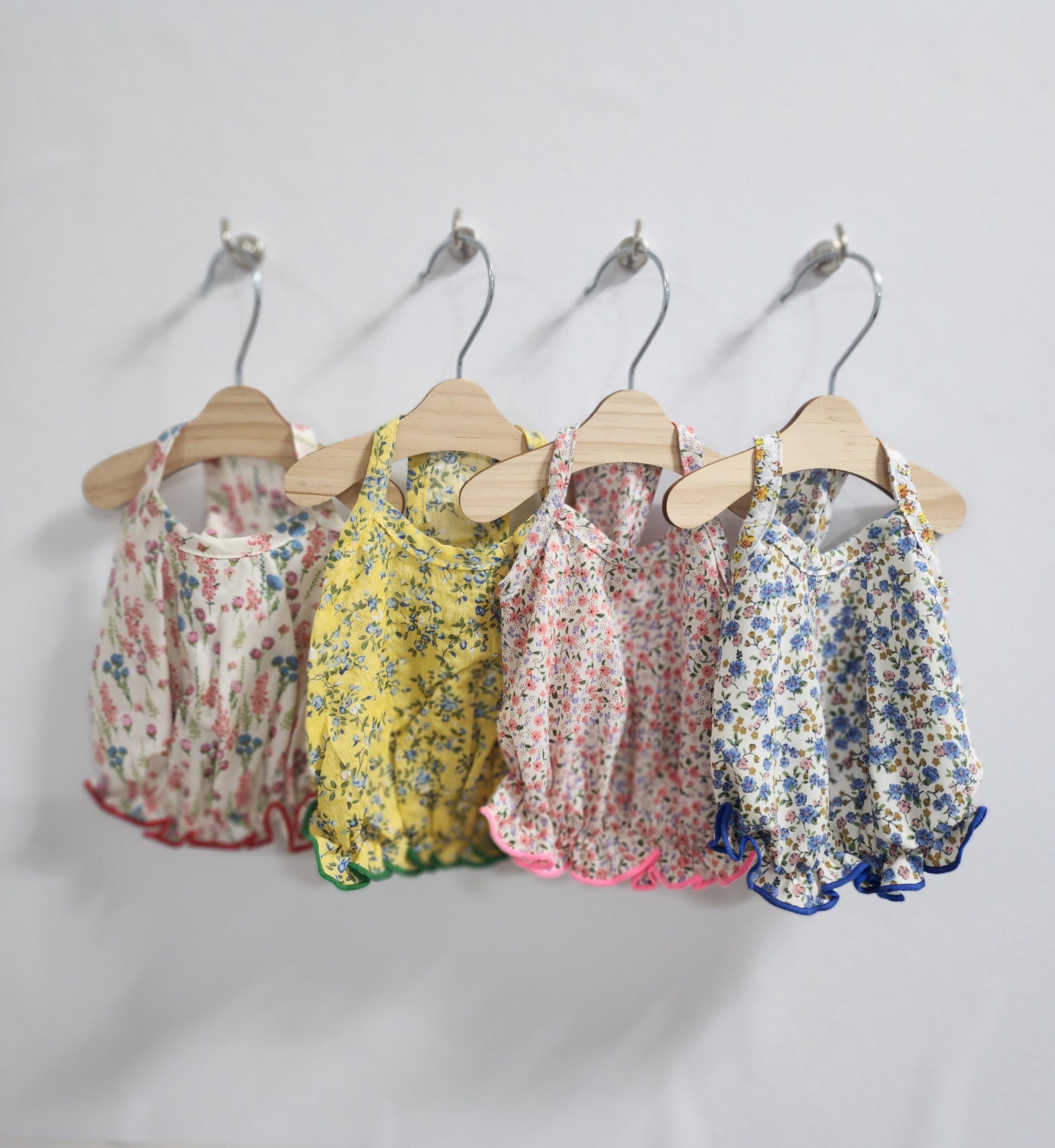 うちの末っ子 犬服 花柄 クロップド タンクトップTシャツ - Image 1