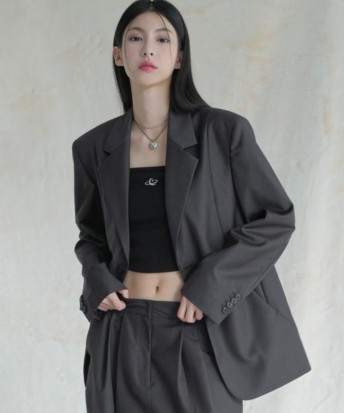 [어반드레스] 커브드 투버튼 블레이저 차콜 AV43JK07CH