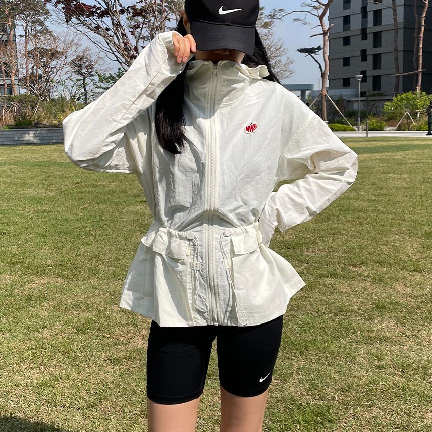 나이키 여자 롱 바람막이 우븐 크링클 자켓 애플로고 허리 라인 (2color)