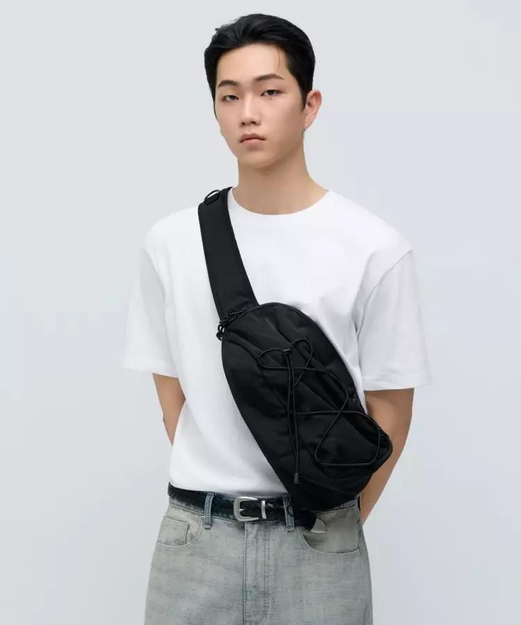 무신사 스탠다드 에이지드 나일론 스트링 슬링백 블랙 73644984