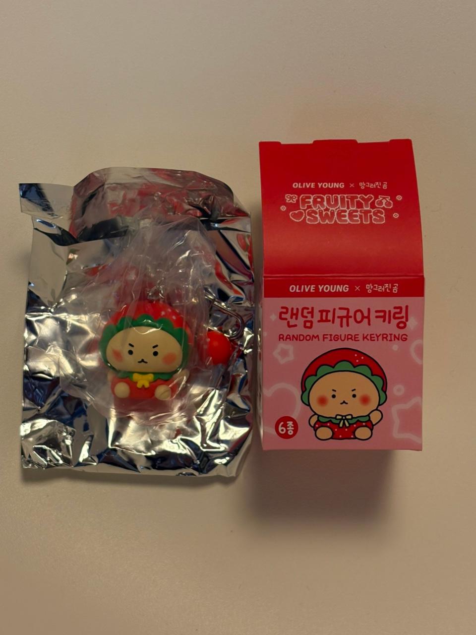 オリーブヤング 망그러진곰 ランダムフィギュア キーホルダー, いちご 망곰이